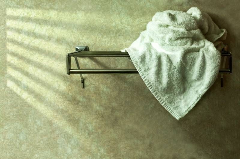 Transforma una toalla vieja en una práctica bolsa para el gimnasio o la playa.