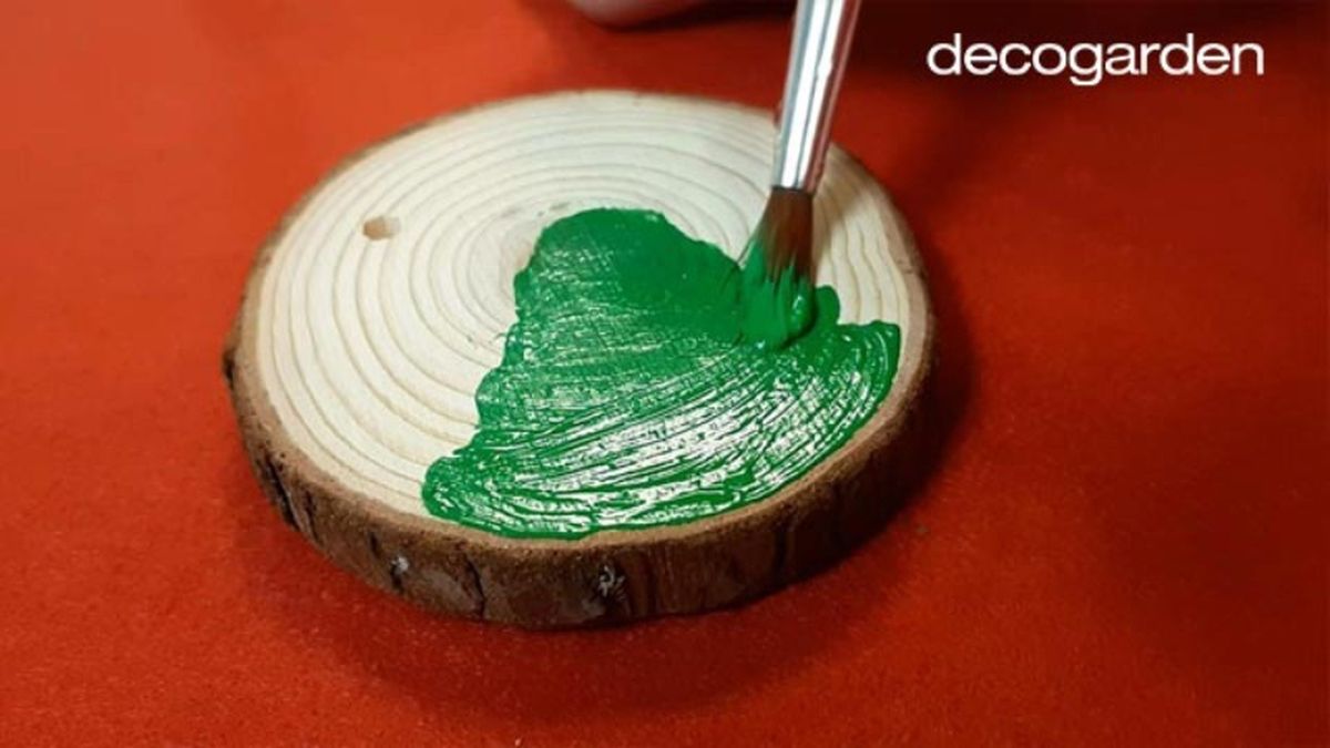 Pintar un disco de madera con pintura acrílica verde.