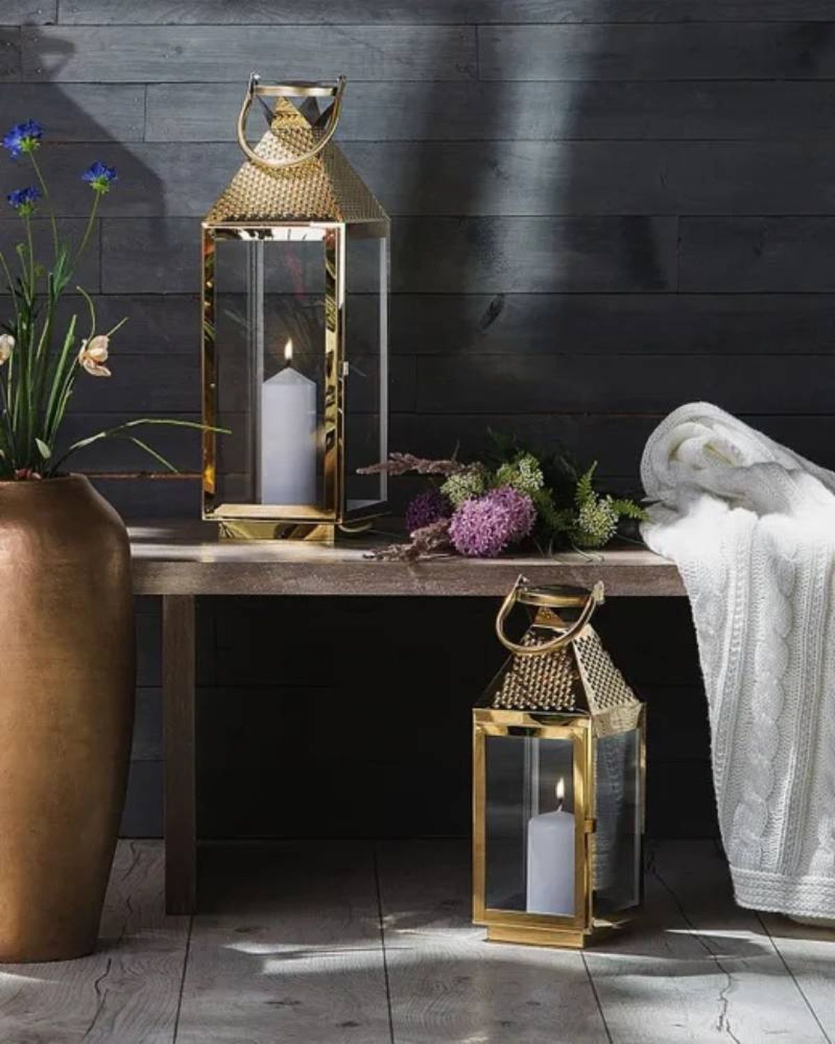 Terraza con farolillo de metal Bali.