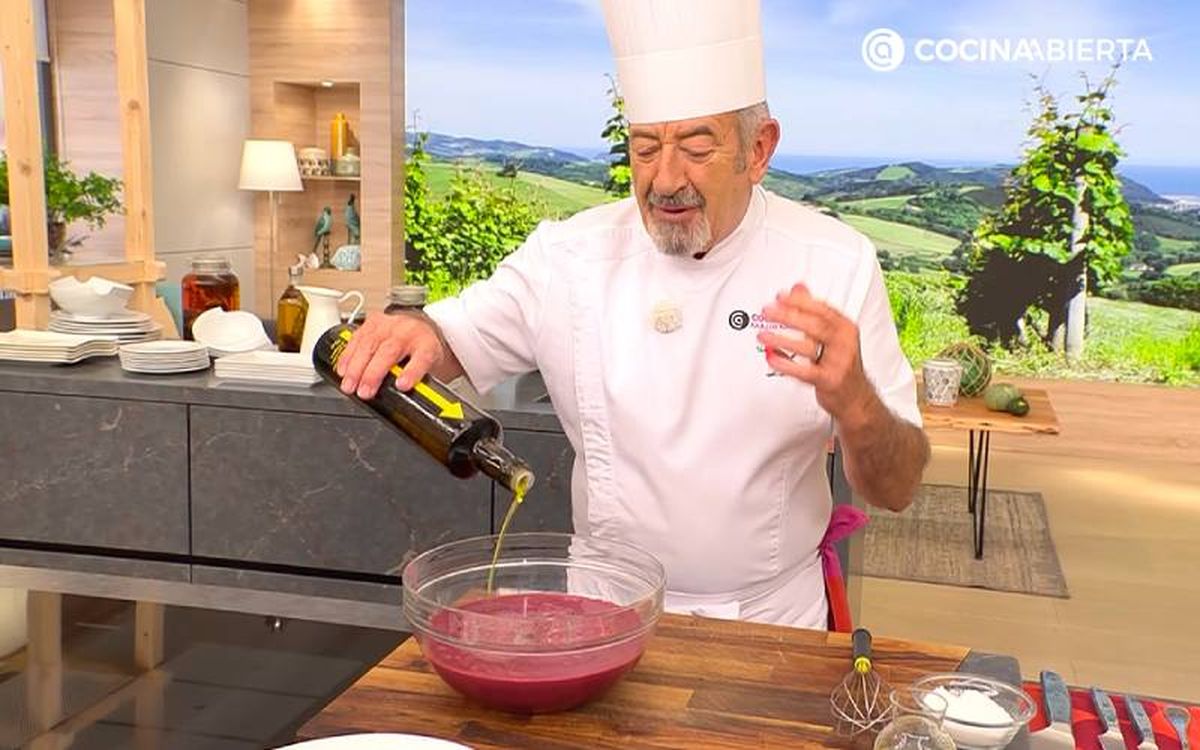 Añade aceite, vinagre, sal y mezcla