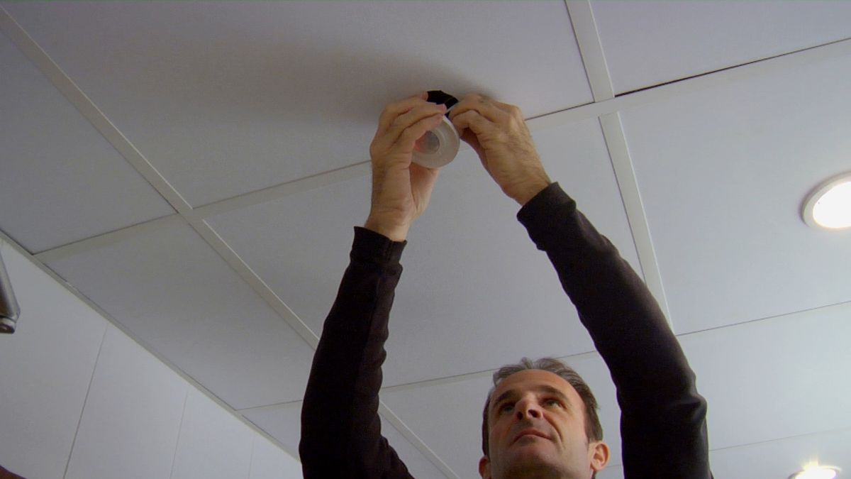 Cómo hacer agujeros en un falso techo paso 8