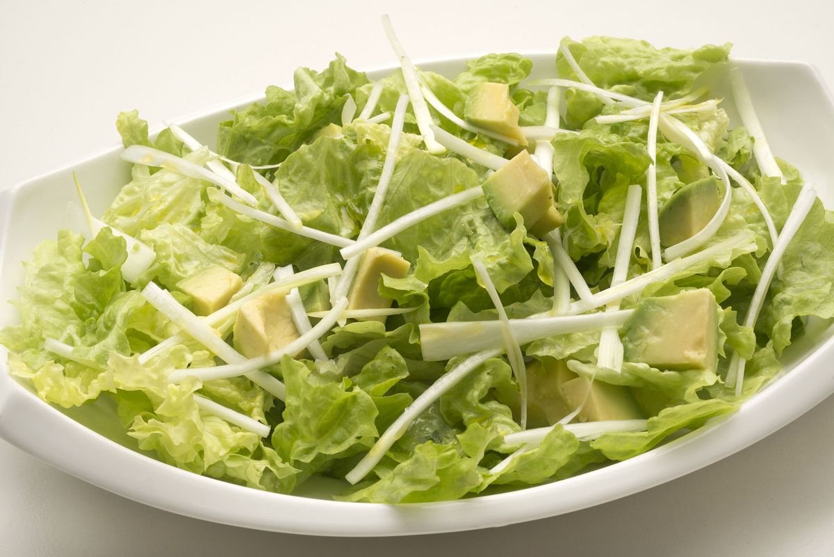 6113 2 Ensalada de lechuga, aguacate y cebolleta xl