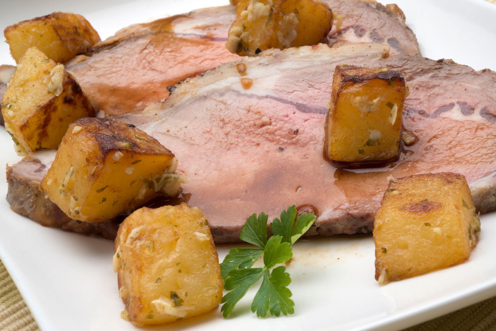 5296 Roast beef a la pimienta con patatas aliñadas (681) xl