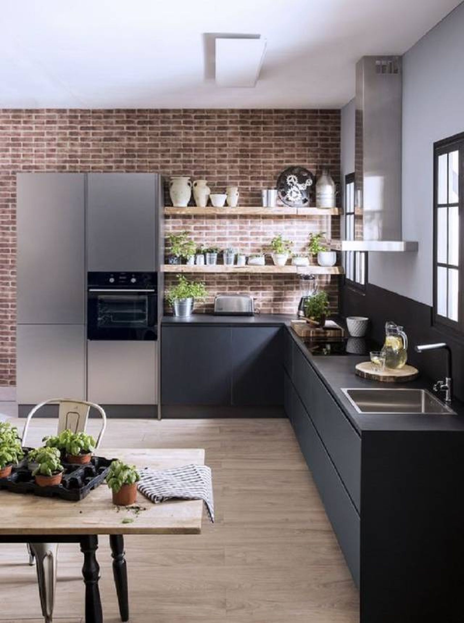Cocina negra combinada con madera calidez, elegancia y modernidad 6