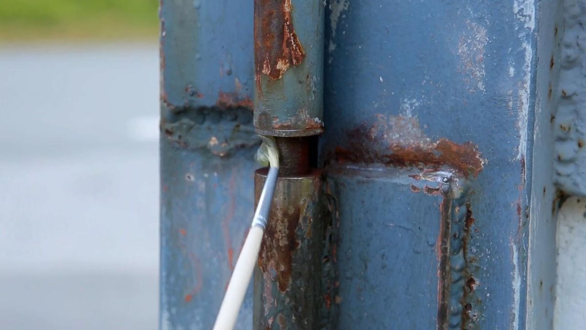 Cómo lubricar un pernio paso 6