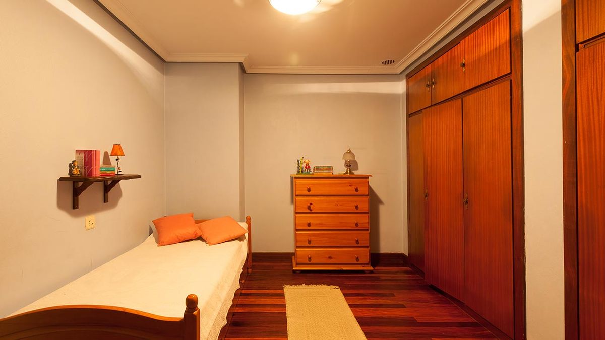 Dormitorio verde fresco de estilo etnico antes 2