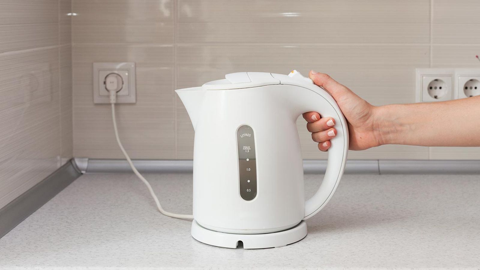 como limpiar el hervidor de agua electrico con vinagre limon bicarbonato de sodio