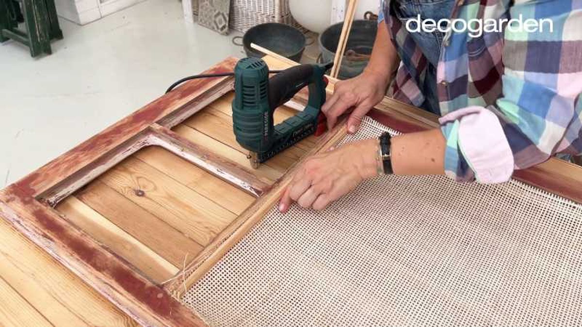 Grapar el ratán y los listones.