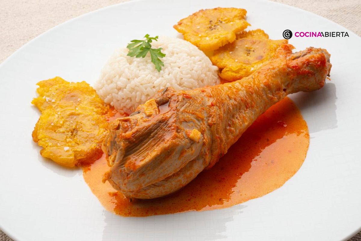 Muslo de pavo en salsa acompañado de arroz y crujientes patacones