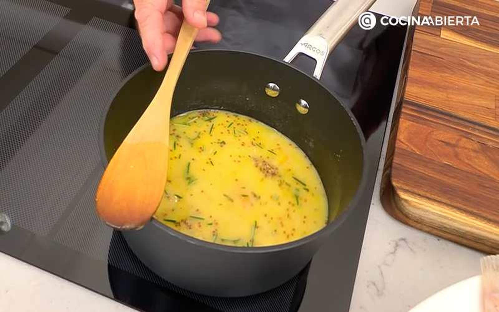 Cocina la salsa a fuego suave durante 4-5 minutos