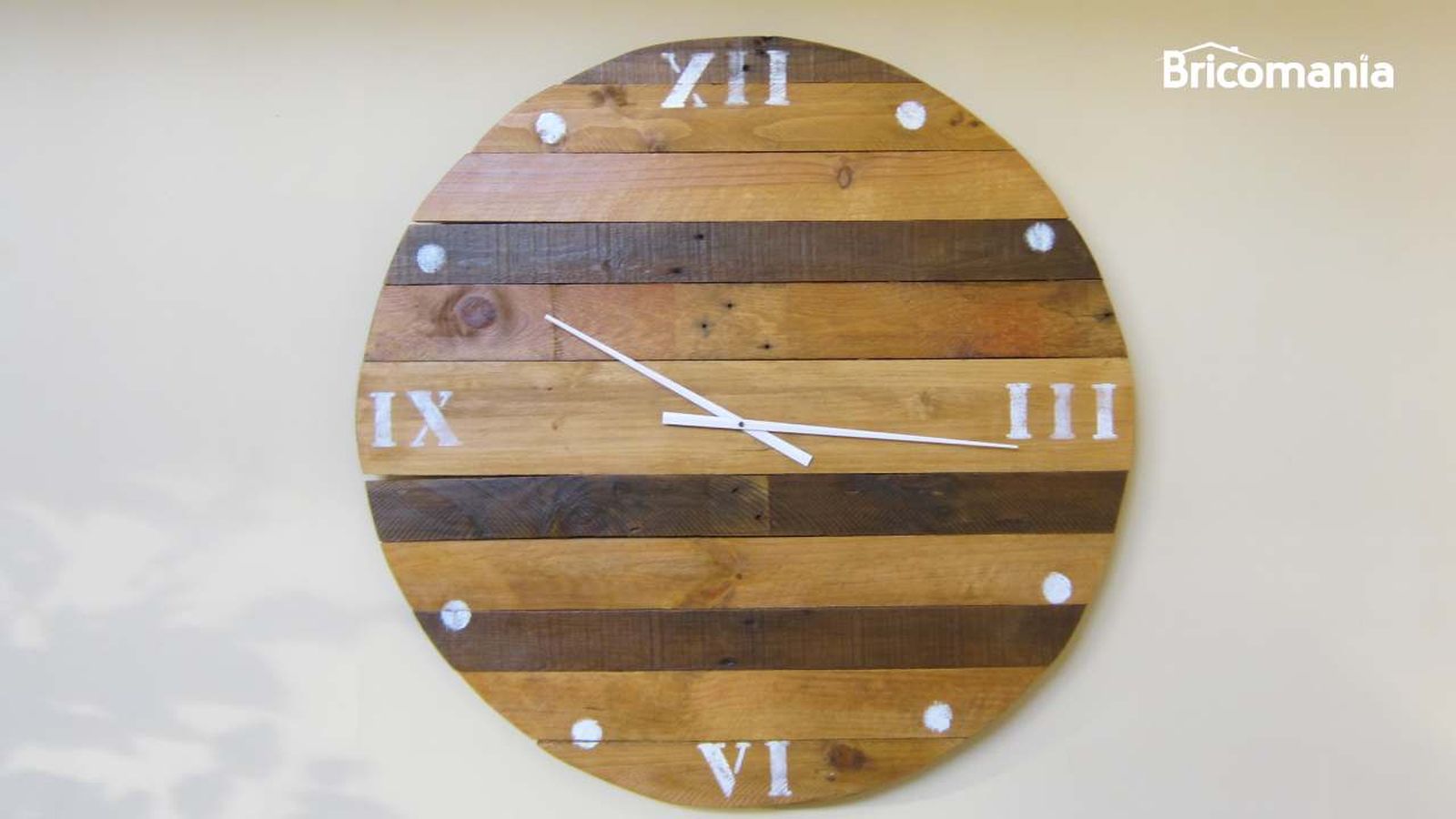 Reloj de madera en la pared del salón