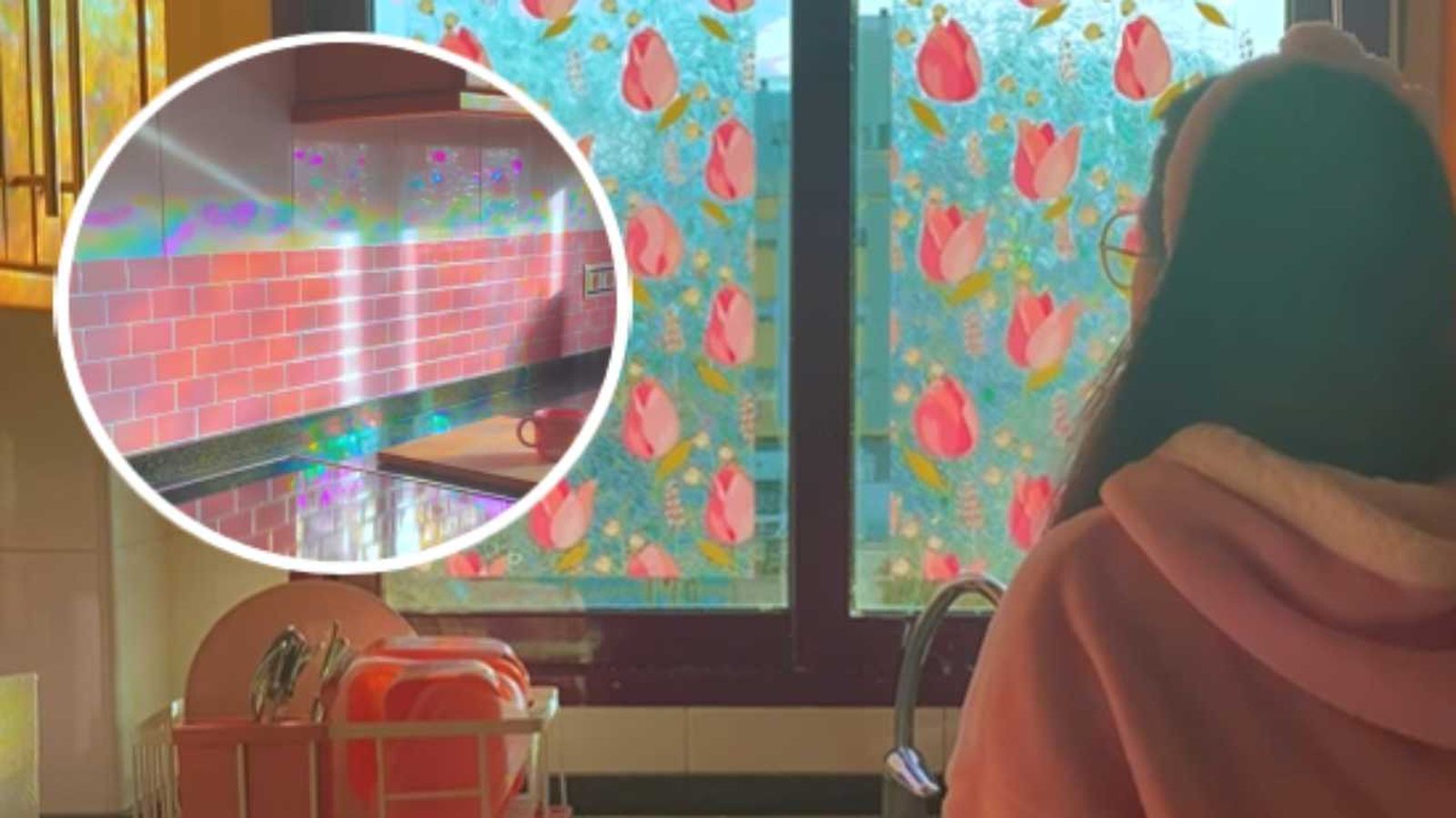 Clarina Rios colocando los vinilos en las ventanas.