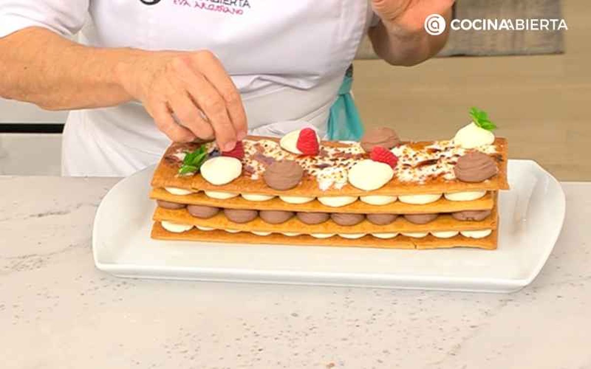 Decora la superficie con botones de nata, chocolate y frambuesas