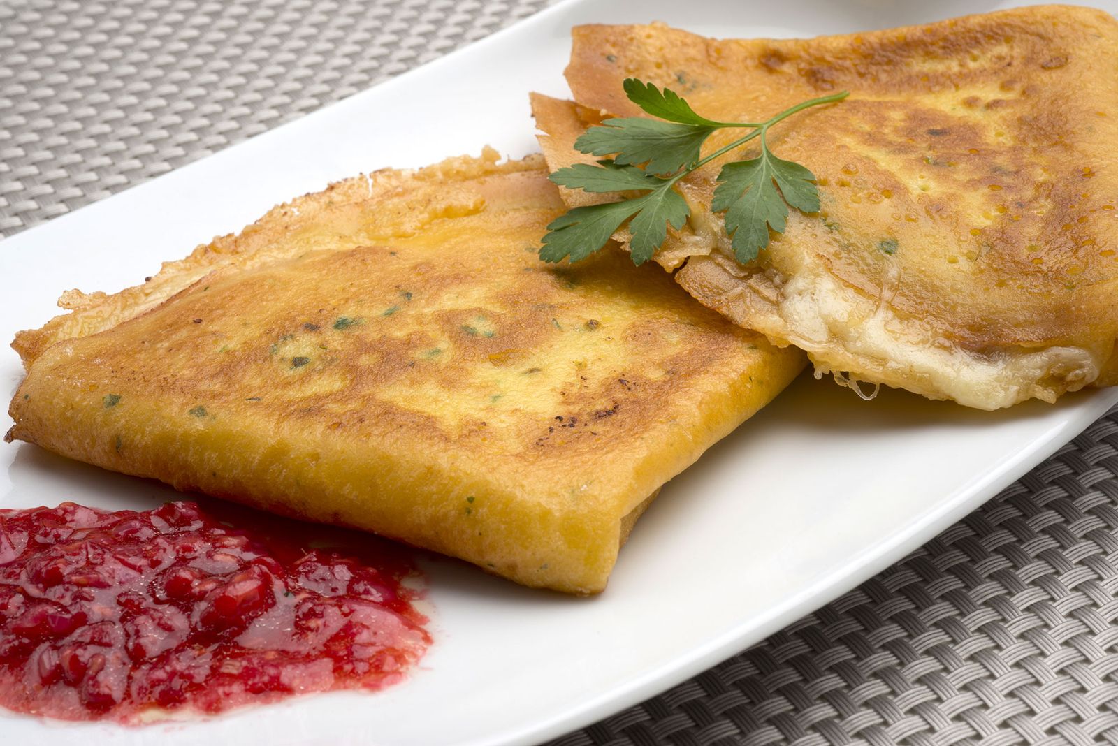 5785 1 Crepes de jamon y queso con salsa de frambuesas (1169) xl