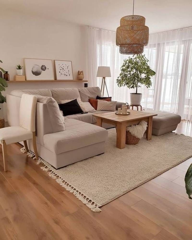 Salón beige decorado con lámpara de fibras naturales.