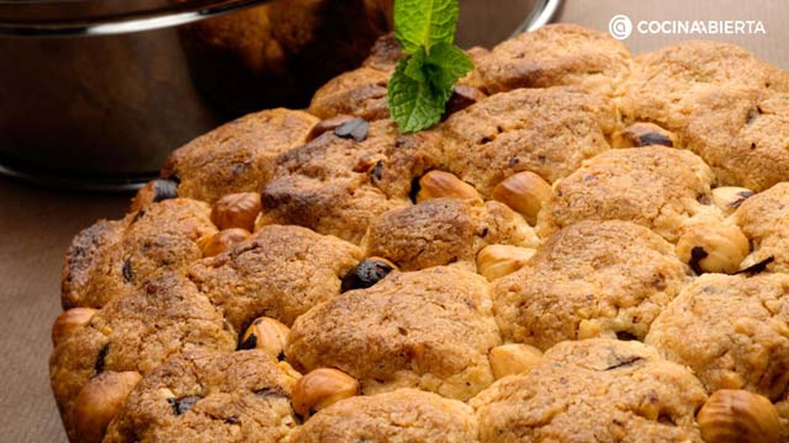 Tarta de avellana con pepitas de chocolate   presentacion