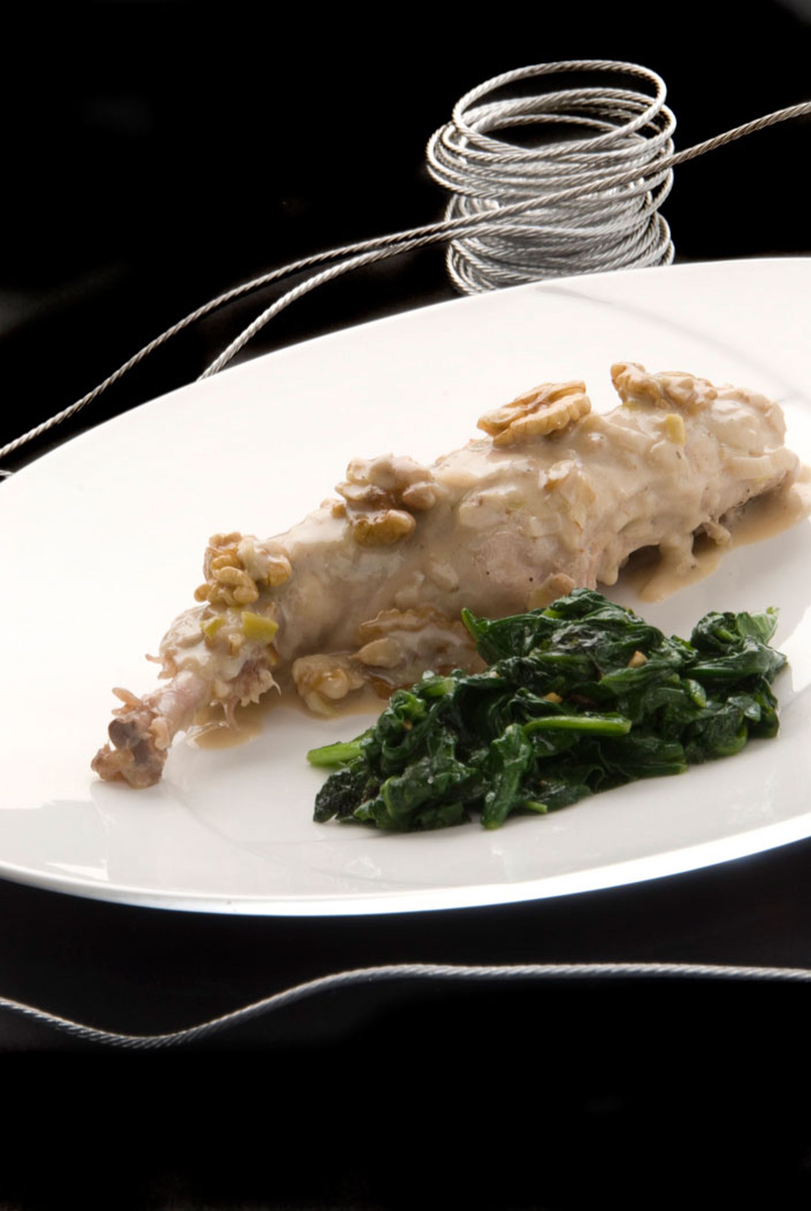 Muslos de conejo con nueces y espinacas