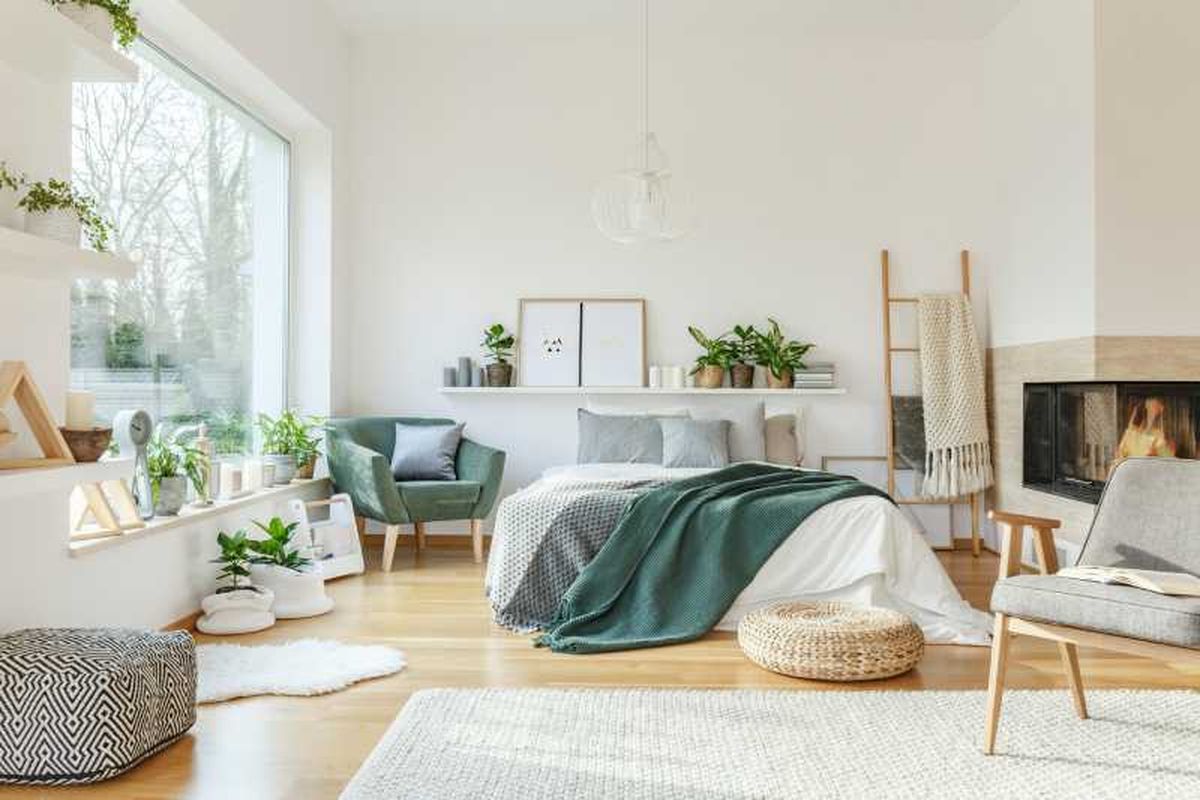 Dormitorio ecológico con muebles naturales.