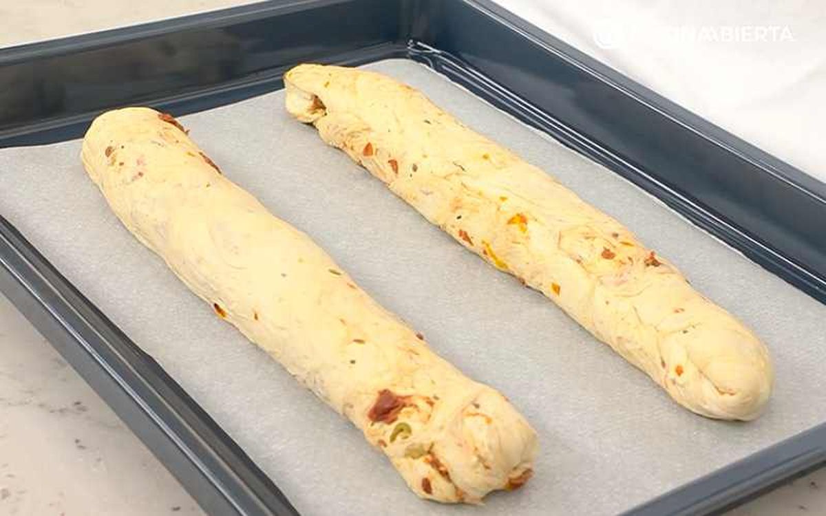 Dos barras de masa de pan de tomate seco