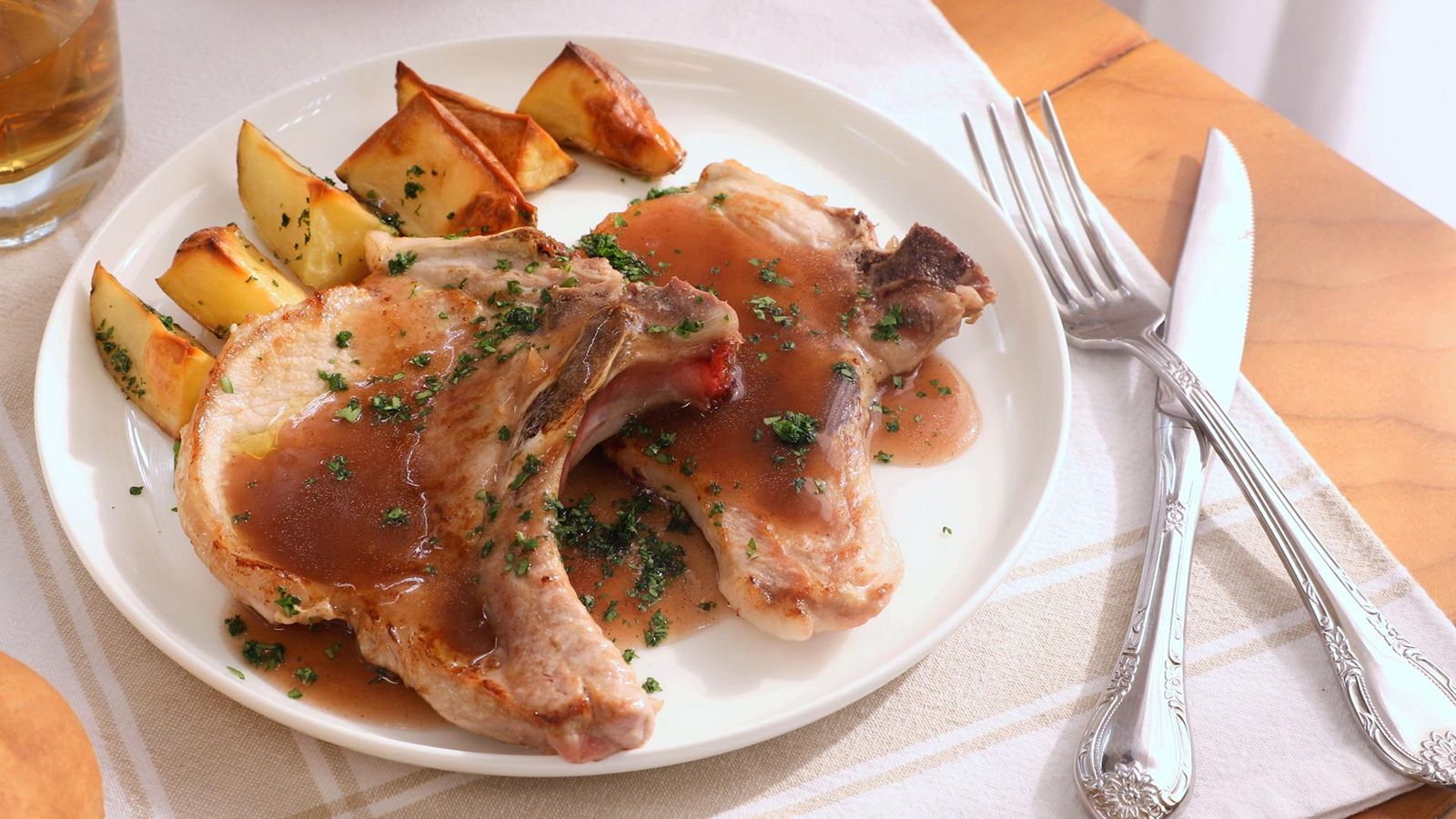 Chuletas de cerdo realzadas con una deliciosa salsa de Oporto que aporta un toque gourmet