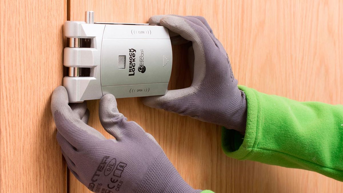 Como colocar una cerradura invisible en la puerta paso 4