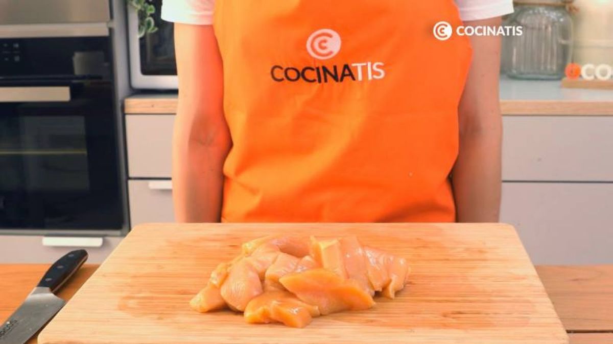 Trocea las pechugas de pollo en tiras