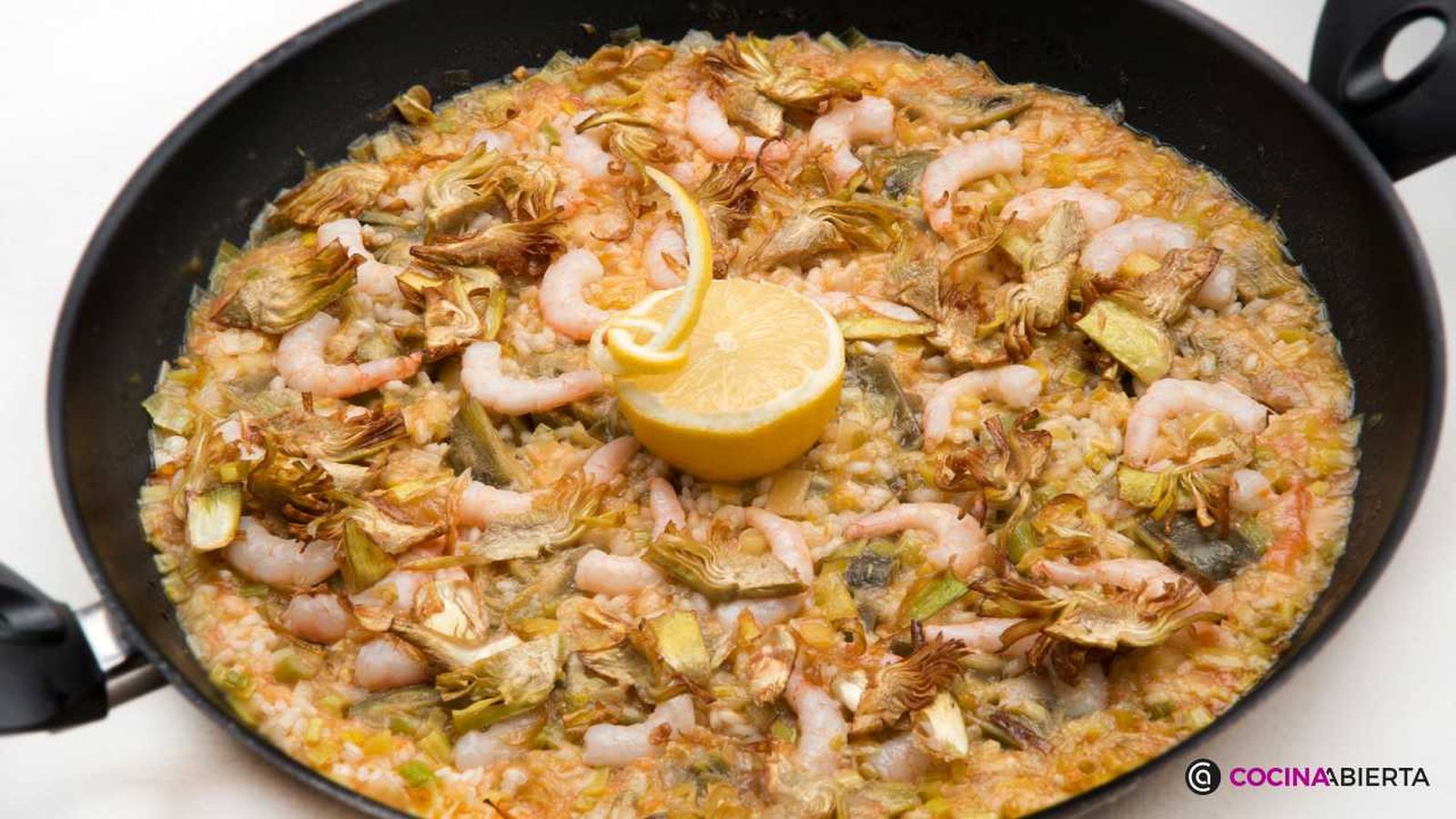 Aprende a hacer un sabroso arroz con alcachofas y gambas con la receta de Karlos Arguiñano