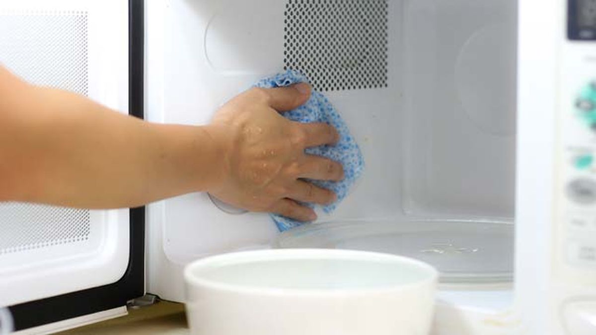 como limpiar el microondas con agua y limon3