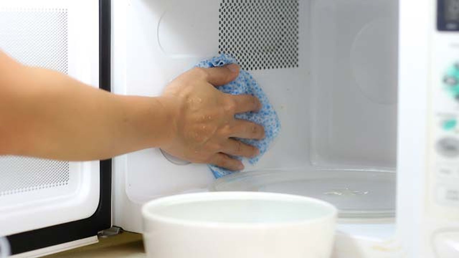 como limpiar el microondas con agua y limon3