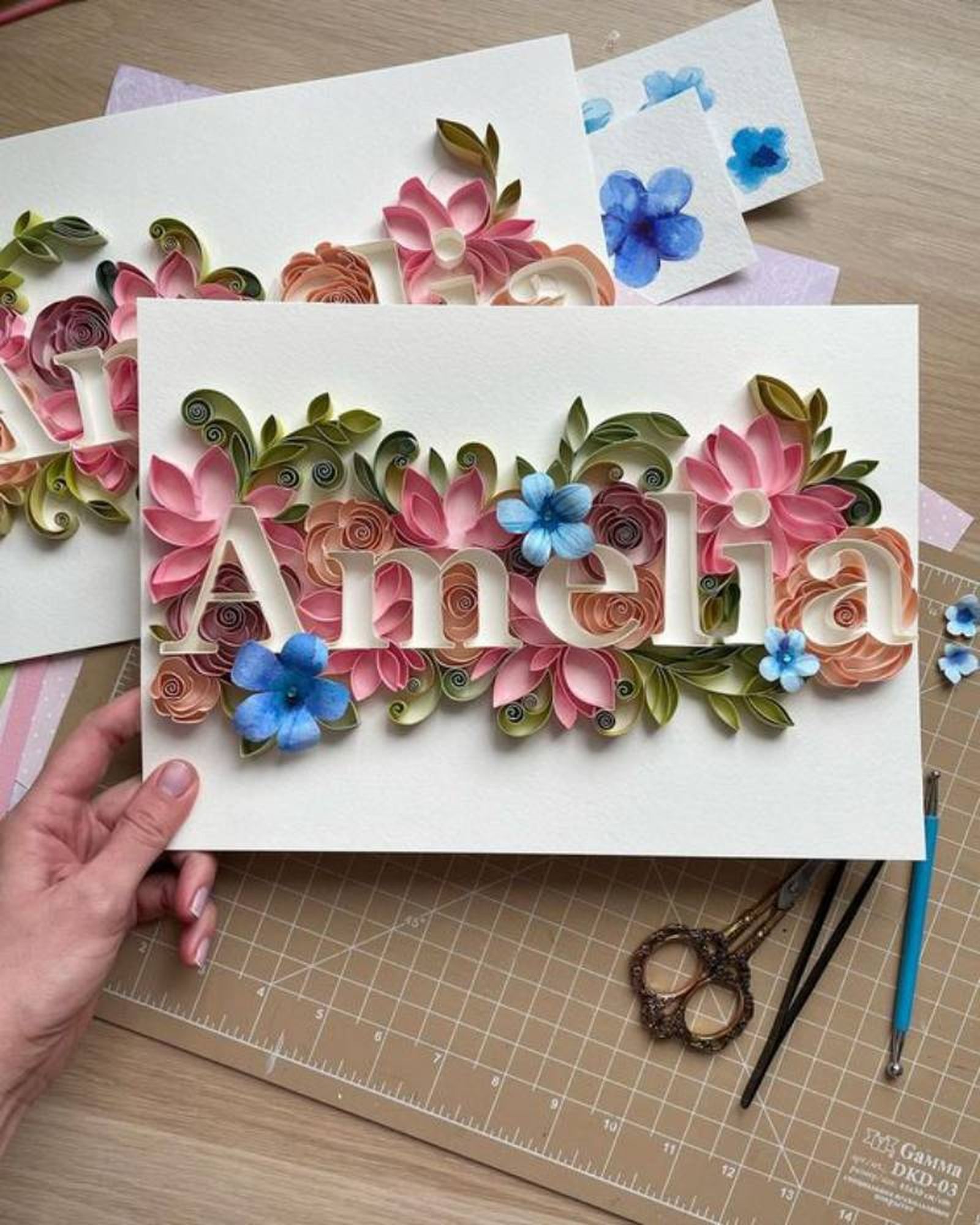 Nombre Amelia decorado con filigrana.
