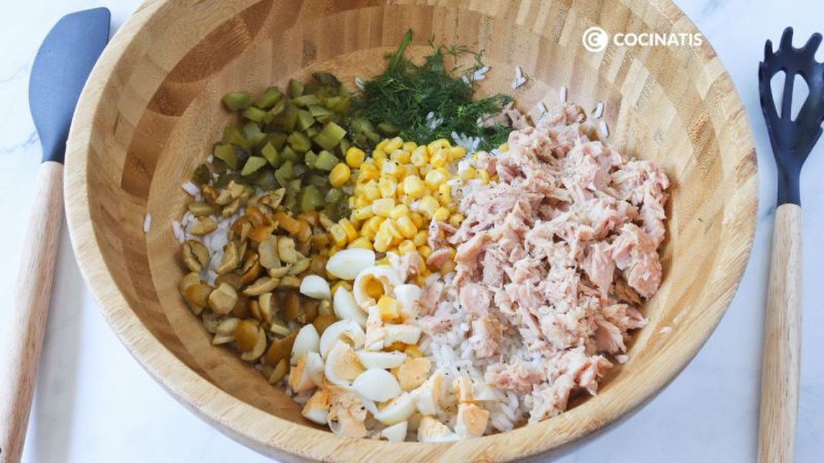 Mezclamos todos los ingredientes de la ensalada