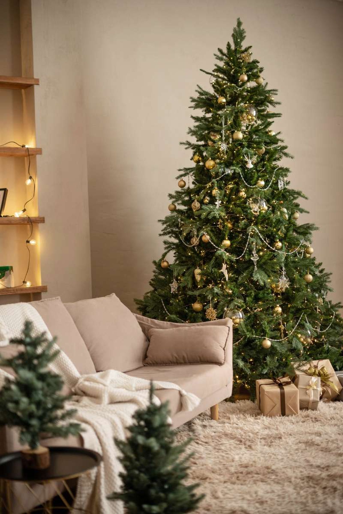 Sala de estar con árbol de Navidad con iluminación tenue.