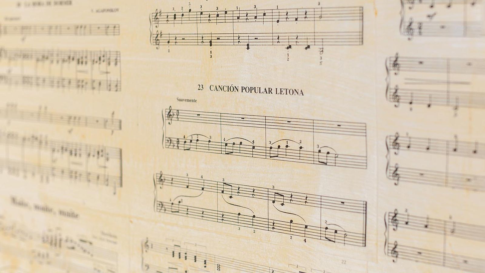 Dormitorio verde con decoracion musical despues 10