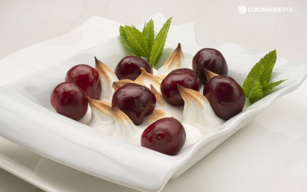 Cerezas con merengue, un sencillo y rápido postre de Karlos Arguiñano