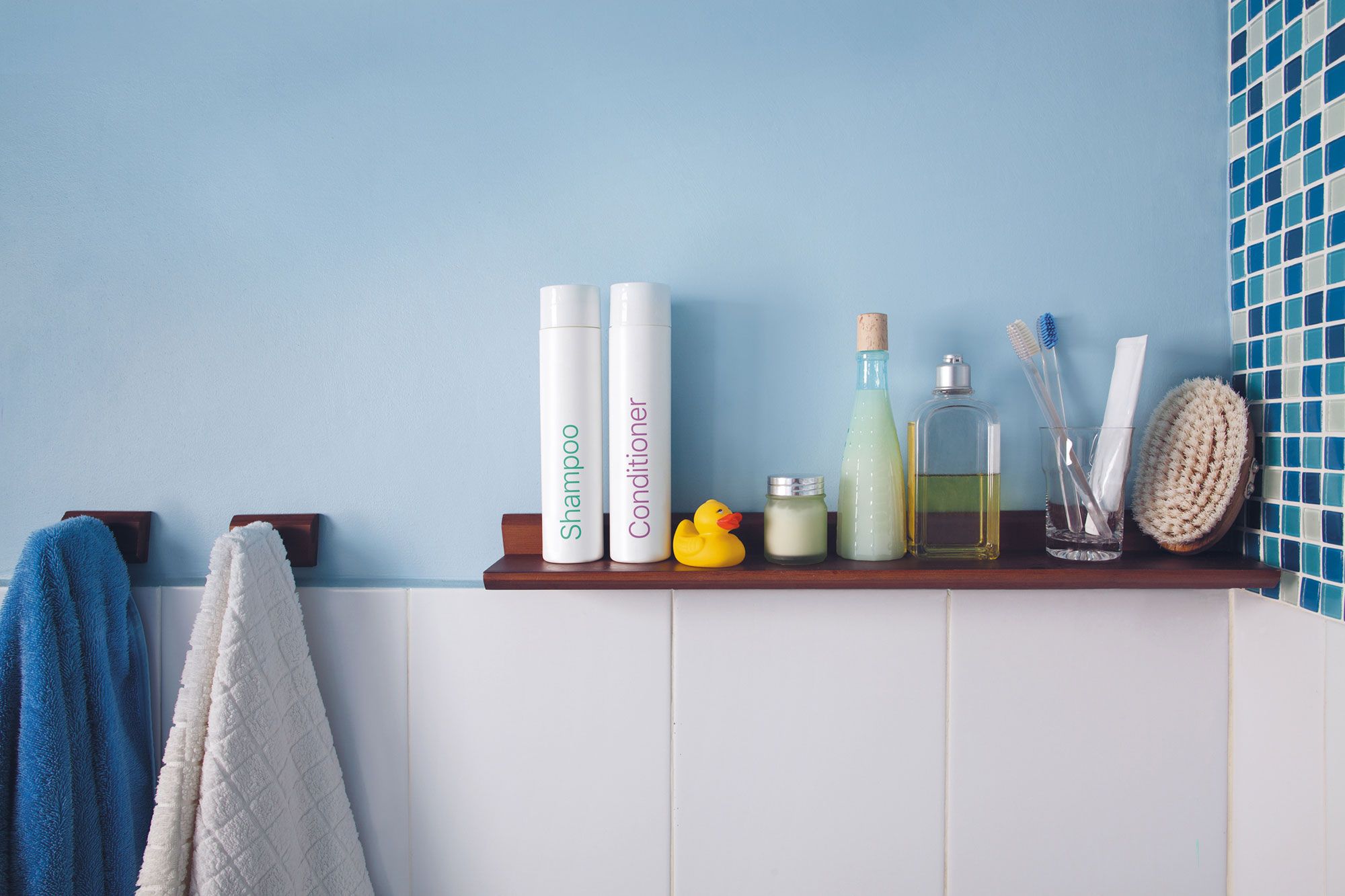 Consejos para equipar un baño pequeño estanterías