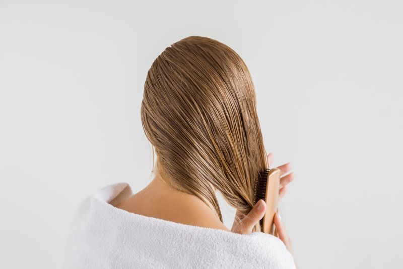 Hidratación y protección, dos de las claves para mantener el cabello rubio miel