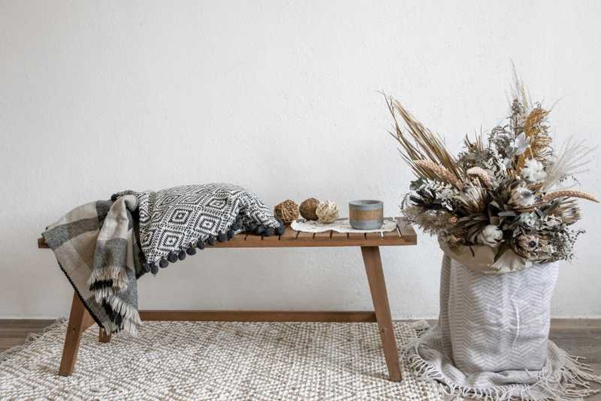 Banco con decoración de estilo craftcore.