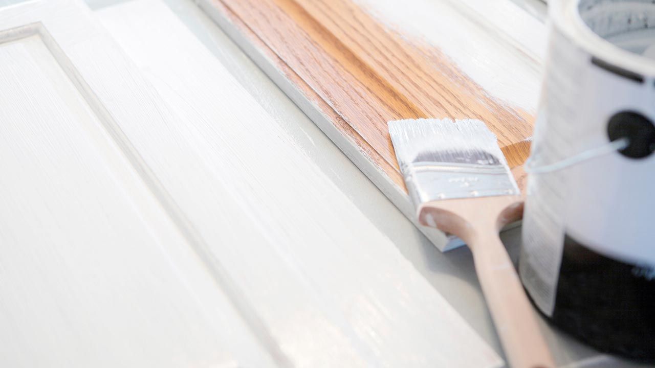 Brocha para pintar un mueble de madera.