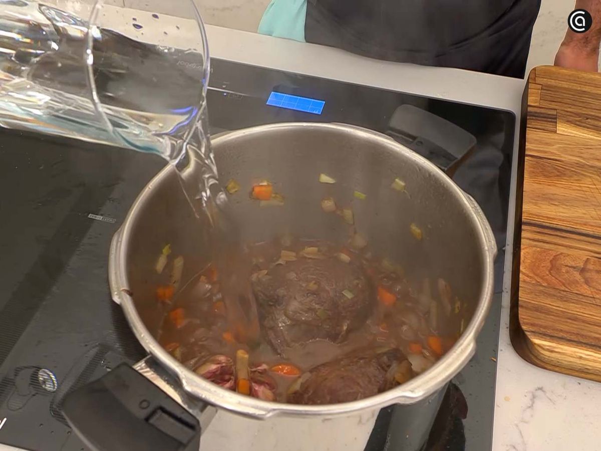 Cocina las carrilleras con las hortalizas