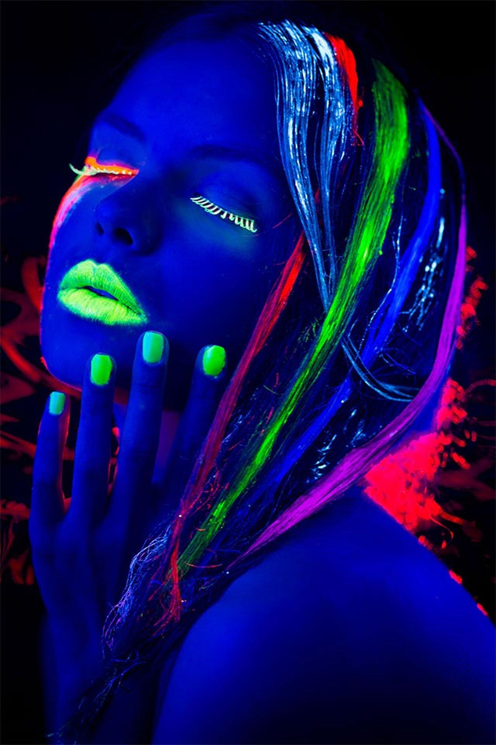 También puedes aplicar un tinte fluorescente en el cabello