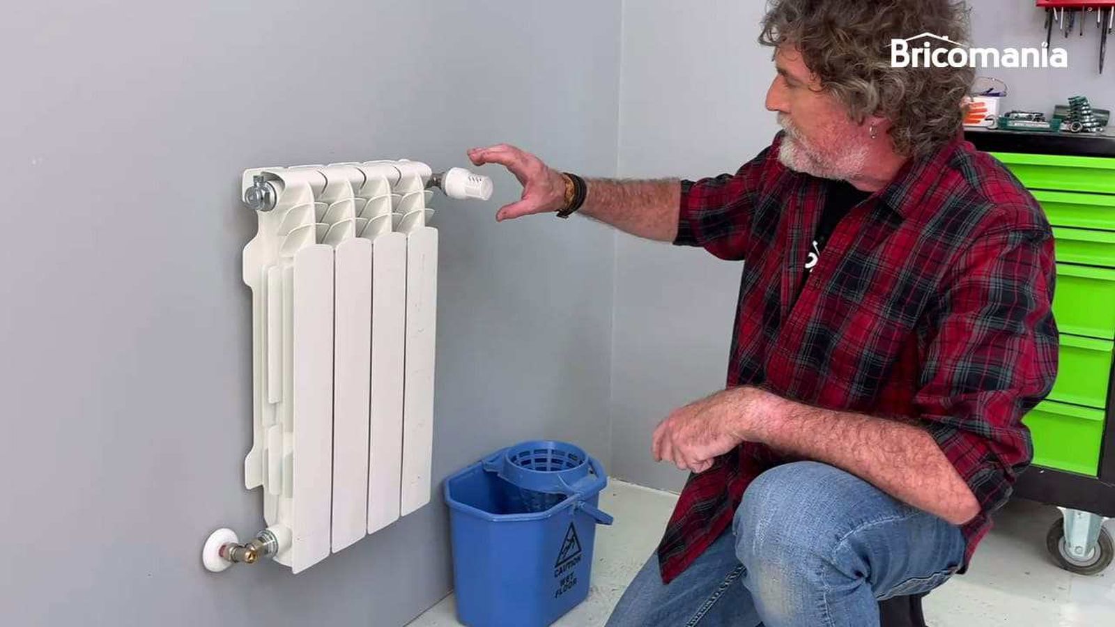 Kristian Pielhoff junto un radiador que no calienta