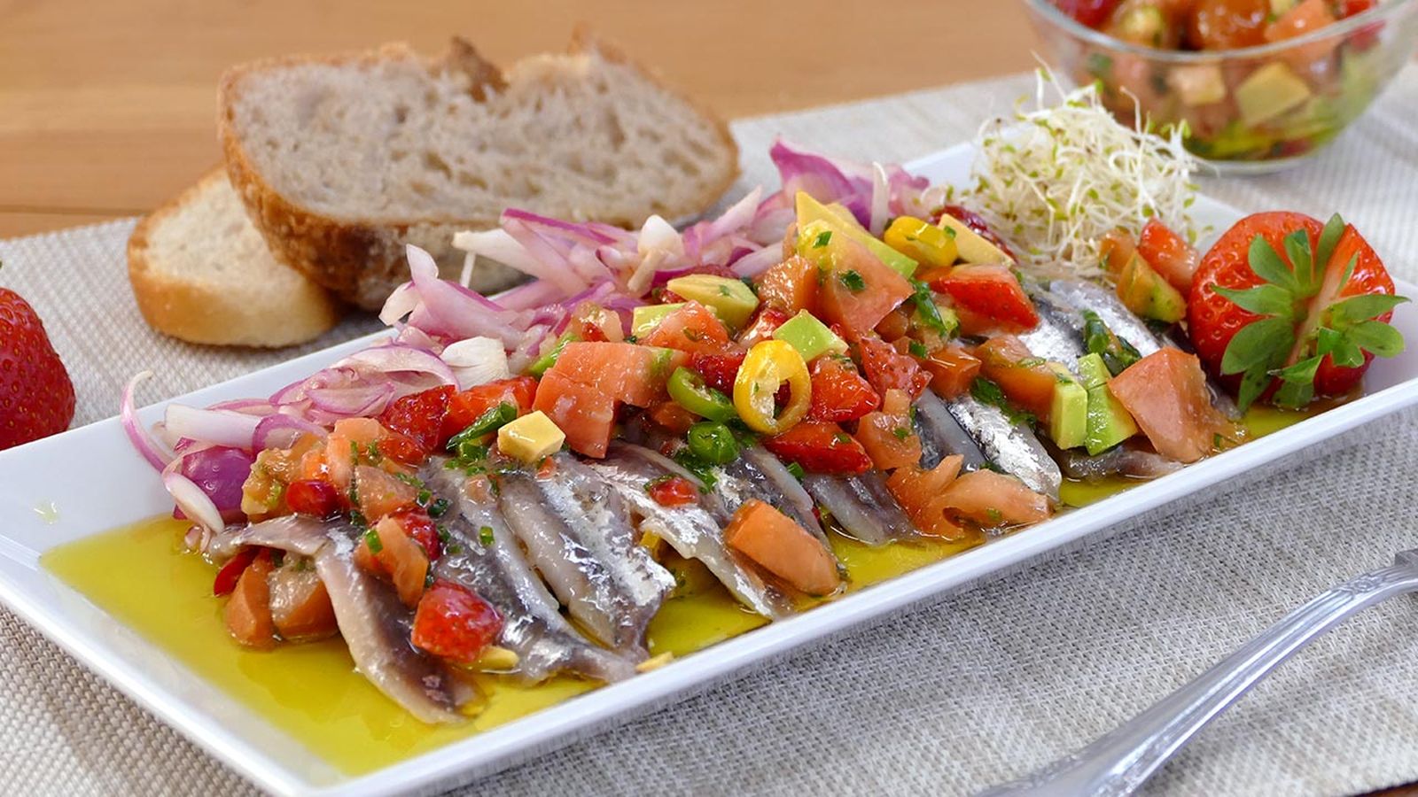 Receta de anchoas marinadas (con vinagreta de fresas y aguacate)