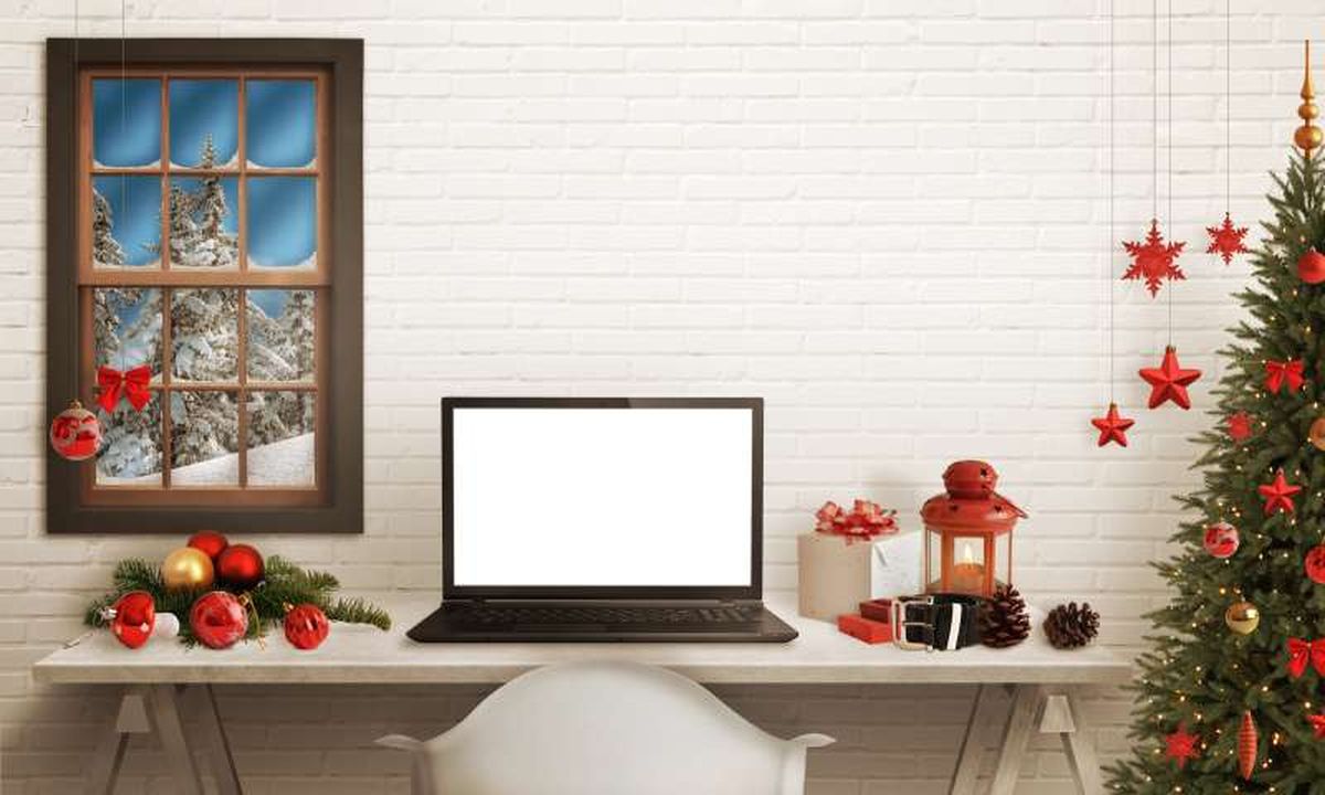 Escritorio con decoración de Navidad.