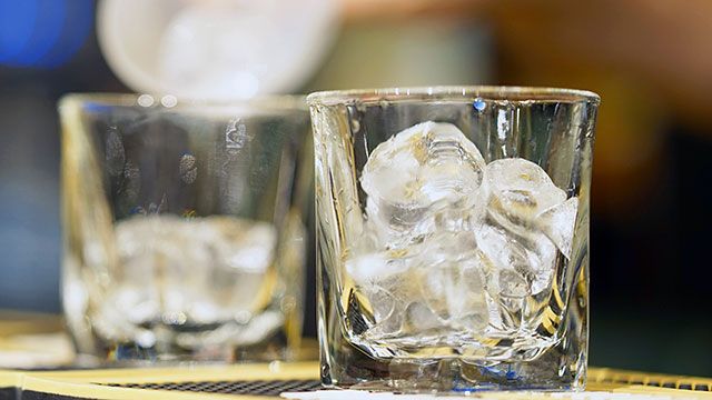 maquina hielo vasos cubitos
