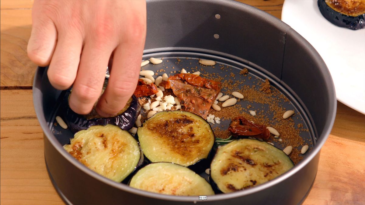 El sabor del azúcar moreno y el romero se combinan perfectamente con la berenjena y los piñones
