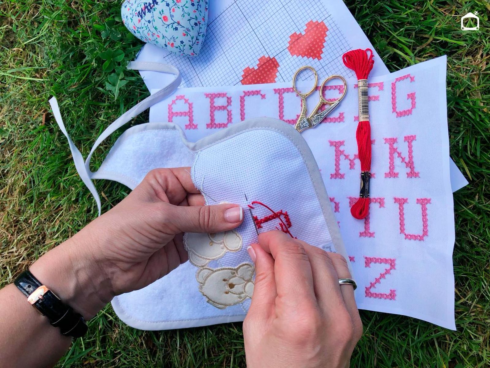 letras a punto de cruz en un babero.