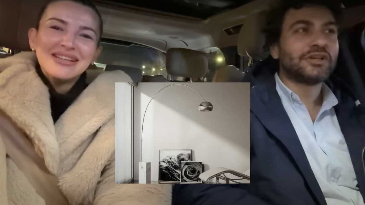 La influencer y su marido enseñando la lámpara Arco de Flos.