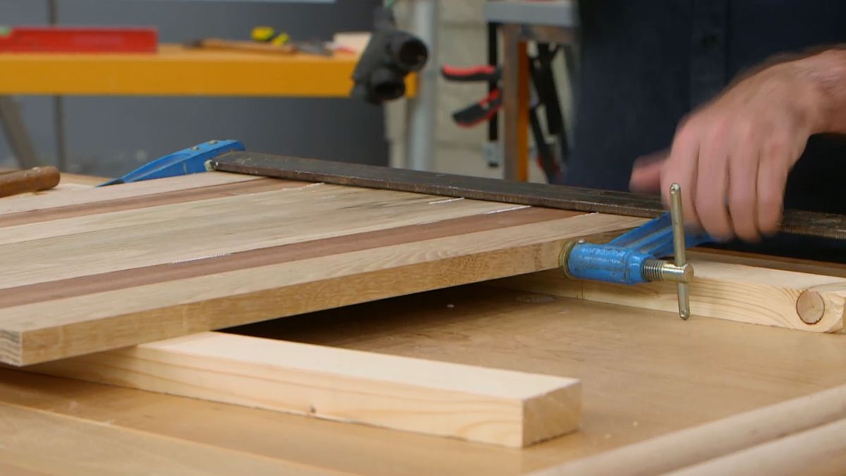 Cómo hacer un soporte de madera para la guitarra paso 3