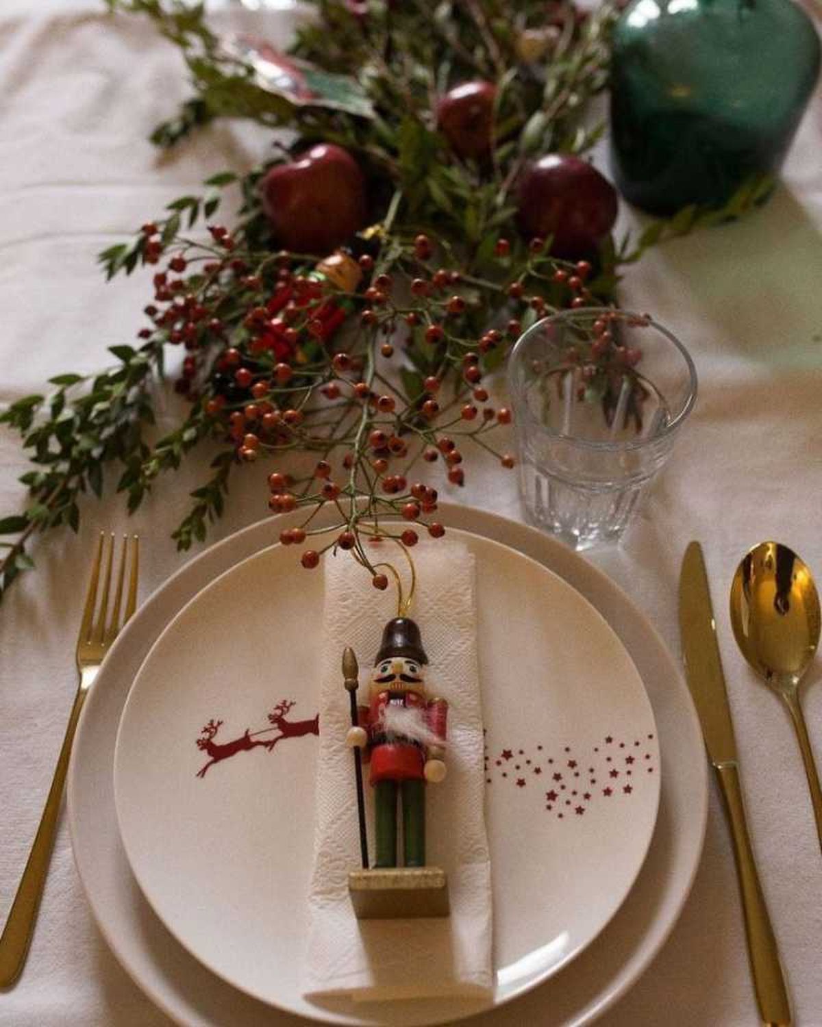 Cascanueces para adornar los platos de la mesa de Navidad.