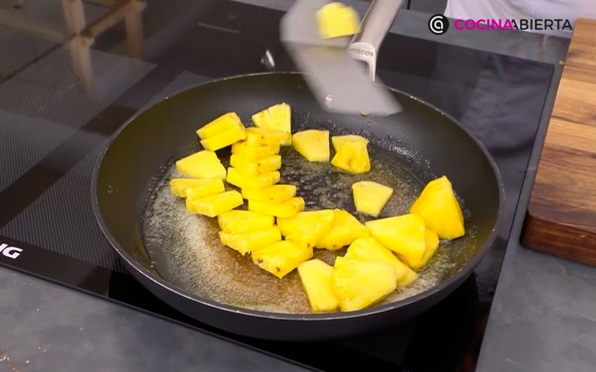 Incorpora la piña en trozos